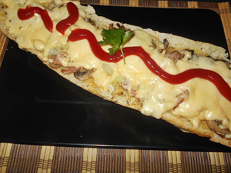 Zapiekanki z pieczarkami i wędzonym kurczakiem