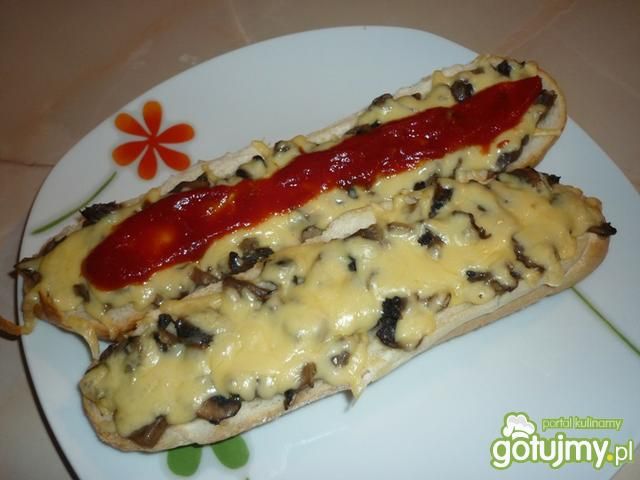 Zapiekanki z pieczarkami i żółtym serem Zapiekanki z pieczarkami i żółtym serem