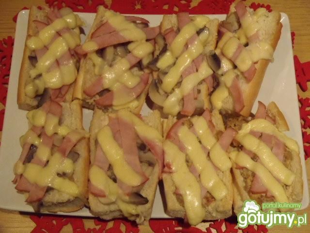 Zapiekanki z pieczarkami serem i szynką Zapiekanki z pieczarkami serem i szynką