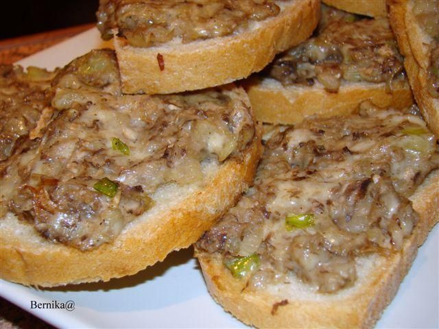 Zapiekanki z pieczarkami w stylu PRL Zapiekanki z pieczarkami w stylu PRL