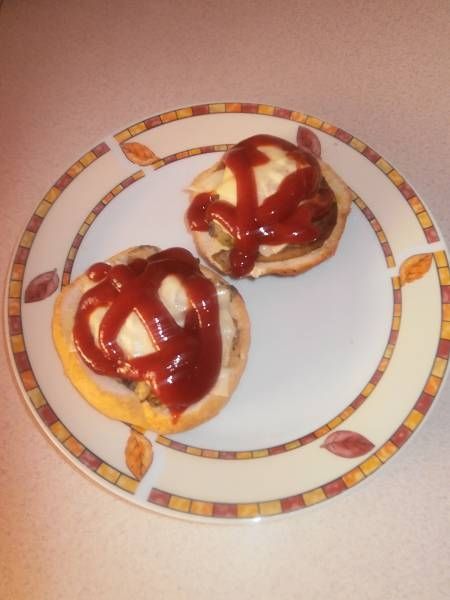 Zapiekanki z pieczarkami,wędliną i żołtym serem Zapiekanki z pieczarkami,wędliną i żołtym serem