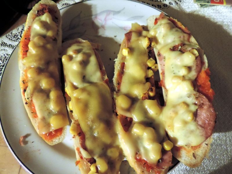 Zapiekanki z szynką Zapiekanki z szynką