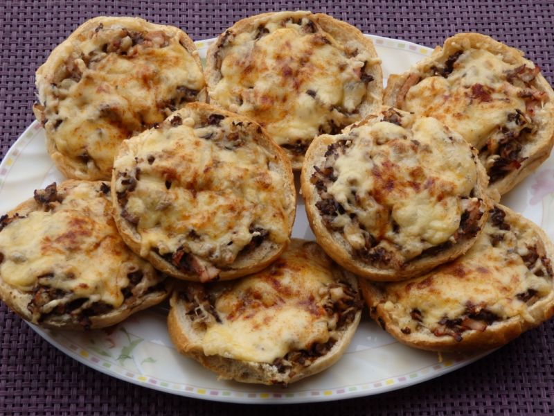 Zapiekanki z szynką i pieczarkami Zapiekanki z szynką i pieczarkami