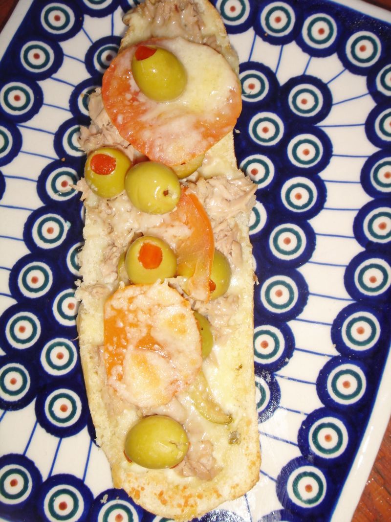 Zapiekanki z tuńczykiem, oliwkami i grana padano