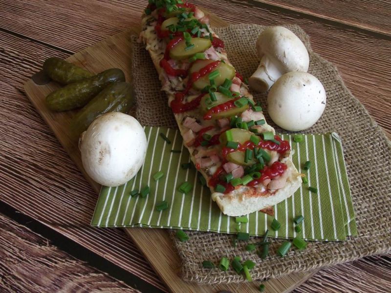 Zapiekanki z wędzonym kurczakiem i ogórkiem  