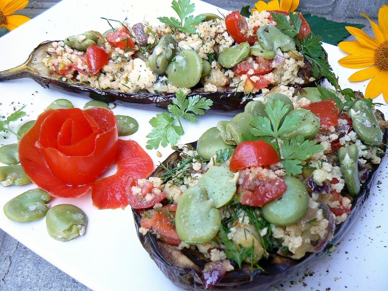Zapiekany bakłażan z bobem i jęczmienna kaszą 