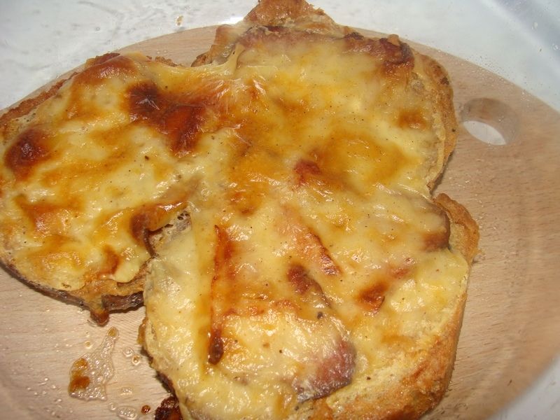 Zapiekany chleb z boczkiem pod beszamelem