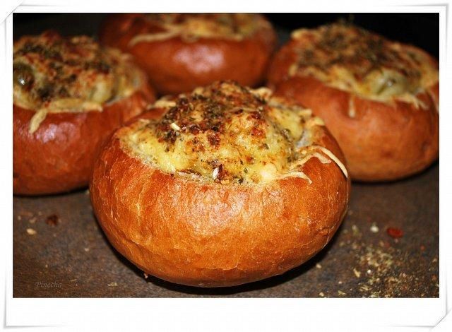 Zapiekany farsz mięsny w bułce