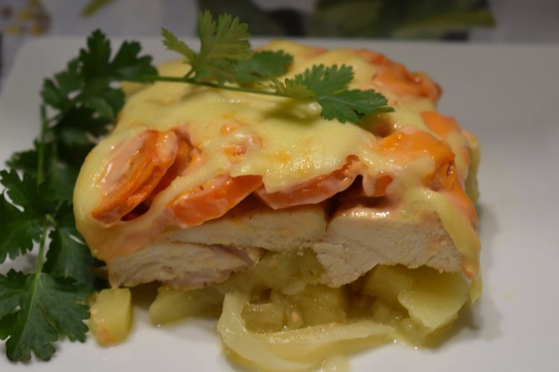 Zapiekany filet kurczaka z młodymi warzywami Zapiekany filet kurczaka z młodymi warzywami