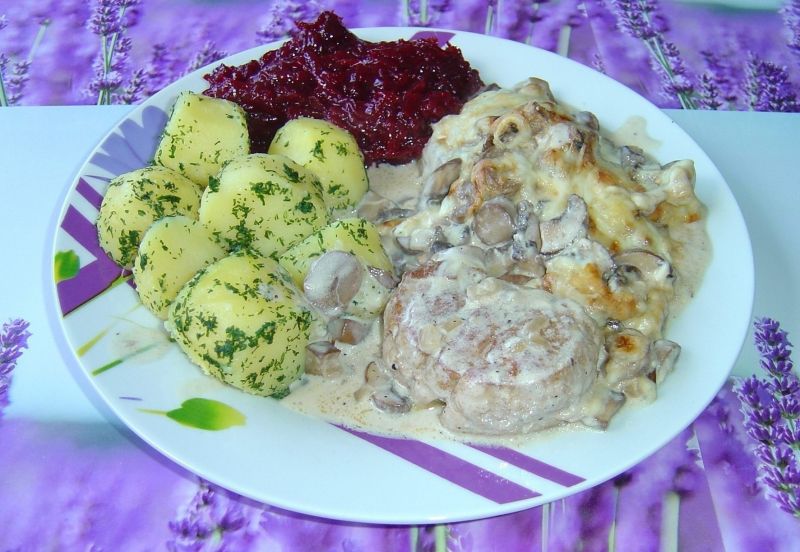 Zapiekany filet wieprzowy z pieczarkami