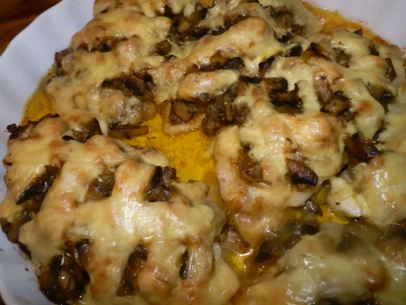 Zapiekany filet z musztardą, pieczarkami i serem