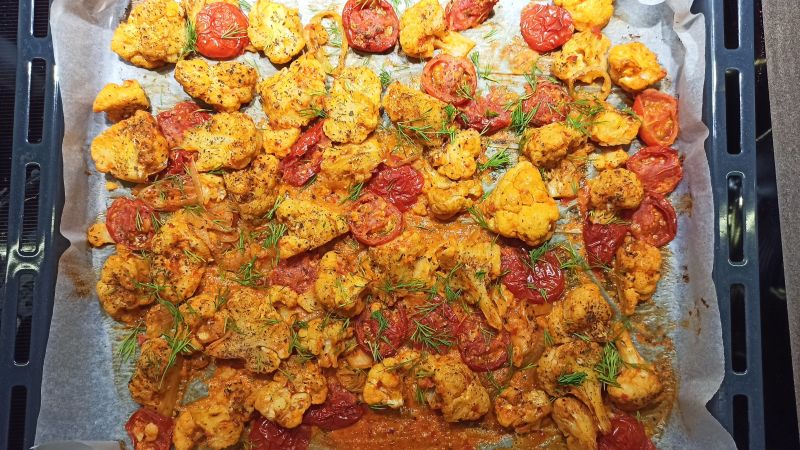 Zapiekany kalafior z pomidorkami koktajlowymi Zapiekany kalafior z pomidorkami koktajlowymi