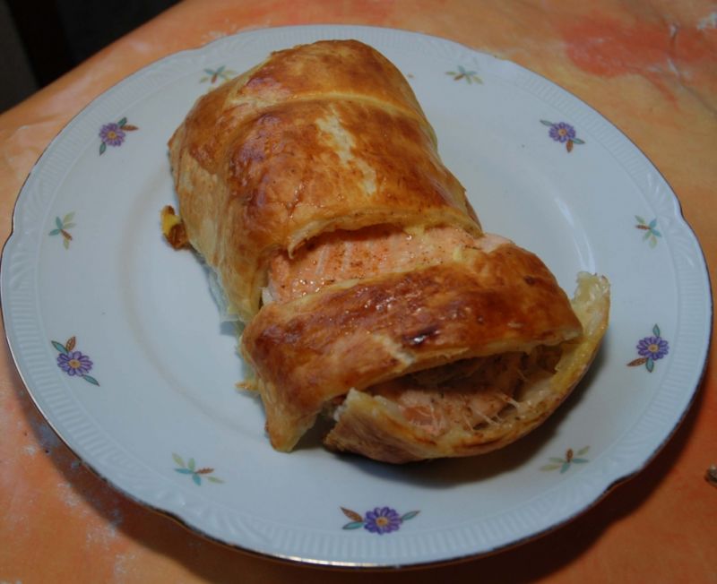 Zapiekany łosoś w skórce z ciasta francuskiego Zapiekany łosoś w skórce z ciasta francuskiego