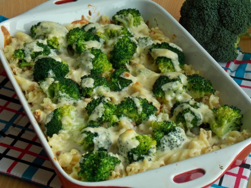 Zapiekany makaron z brokułem w sosie serowym Zapiekany makaron z brokułem w sosie serowym