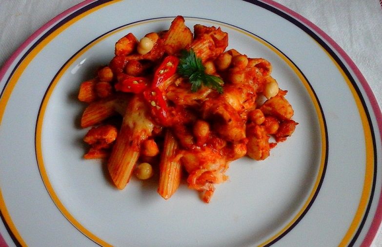 Zapiekany makaron z kurczakiem i ciecierzycą