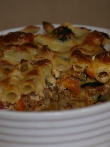 Zapiekany makaron z mięsem i warzywami
