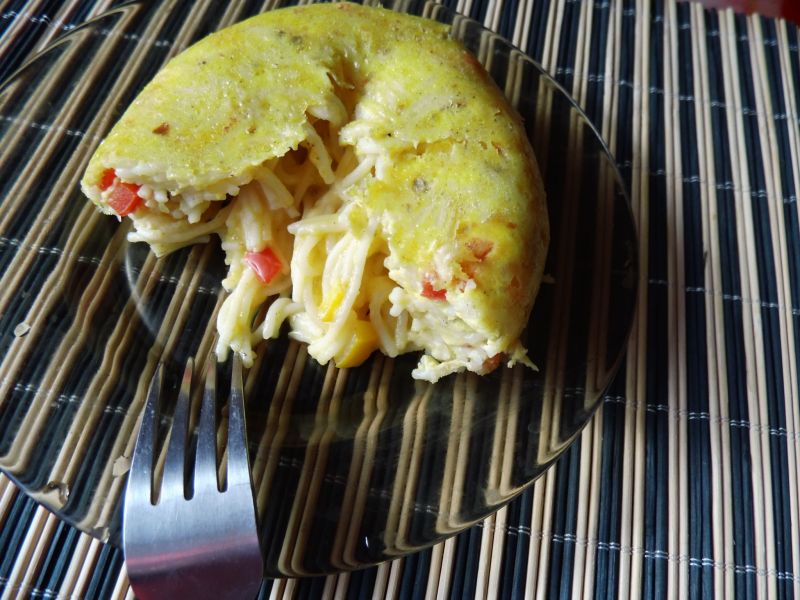 Zapiekany makaron z papryką i jajkami