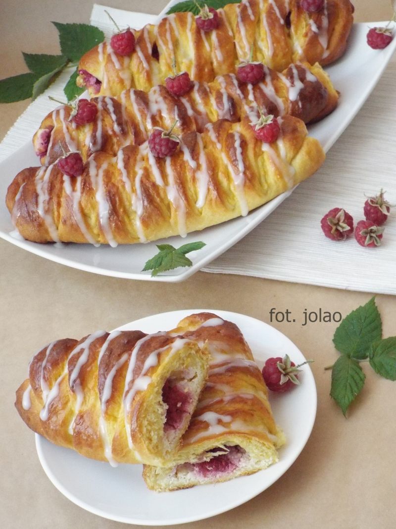 Zaplatane dyniowe drożdżówki z serem i malinami 