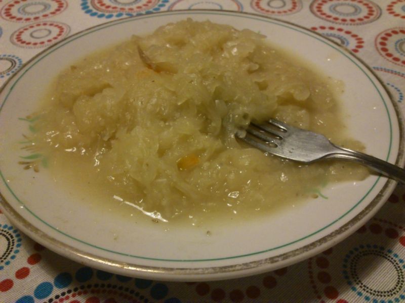 Zasmażana kapusta kiszona z kaszą jęczmienną 