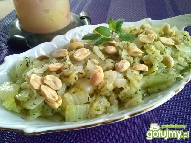 Zasmażana kapusta pekińska z orzeszkami Zasmażana kapusta pekińska z orzeszkami