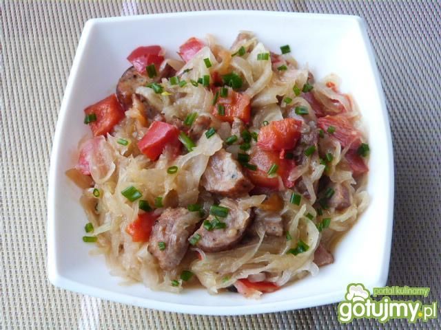 Zasmażana kapusta z papryką i kiełbasą