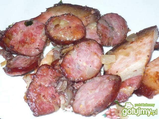 Zasmażana kiełbasa z boczkiem Zasmażana kiełbasa z boczkiem