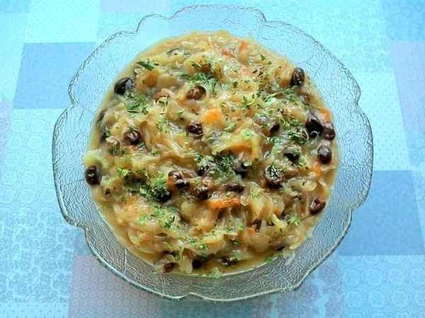 Zasmażana kiszona kapusta z rodzynkami Zasmażana kiszona kapusta z rodzynkami