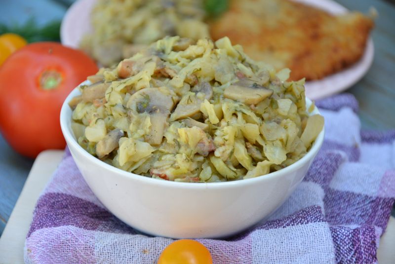 Zasmażana młoda kapusta z boczkiem i pieczarkami 