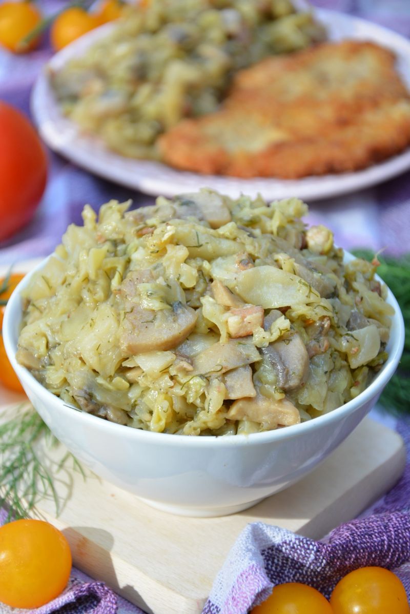 Zasmażana młoda kapusta z boczkiem i pieczarkami 