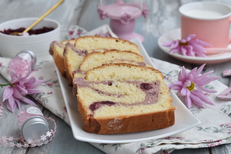 Zawijana drożdzówka z białym serem i dżemem