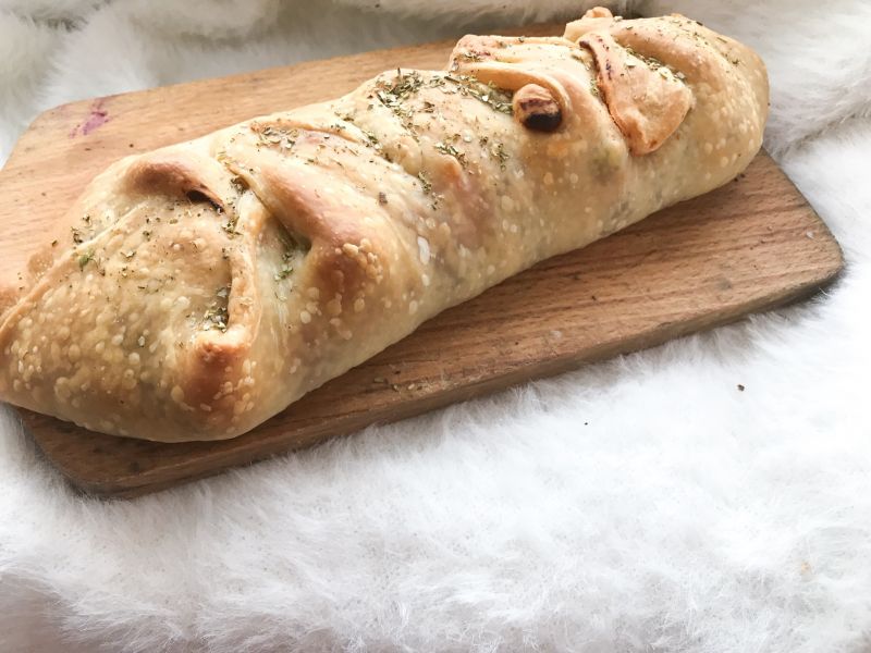 Zawijana pizza z salami, kabanosem, groszkiem