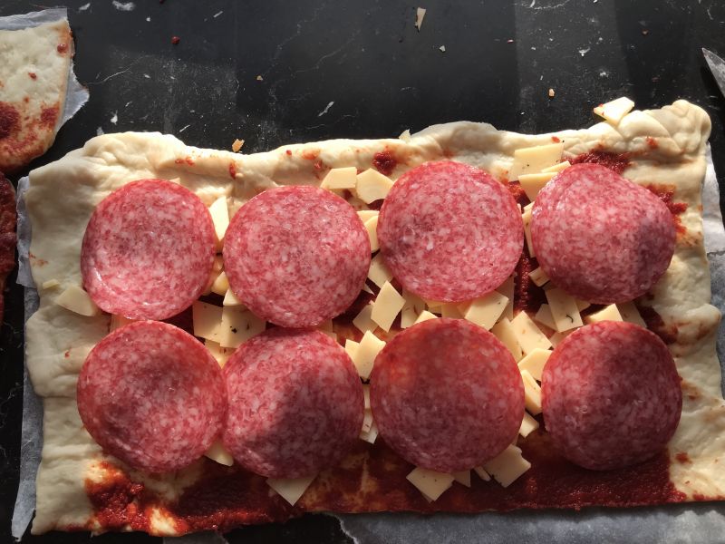 Zawijana pizza z salami, kabanosem, groszkiem