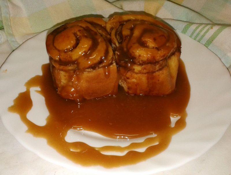 Zawijane bułeczki cynamonowe z sosem karmelowym