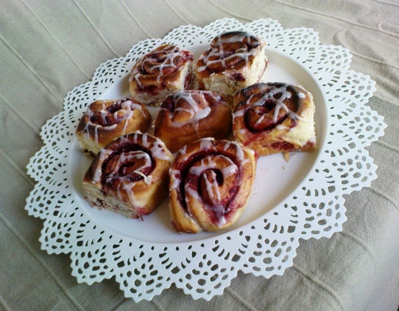 Zawijane bułeczki z konfiturą truskawową Zawijane bułeczki z konfiturą truskawową