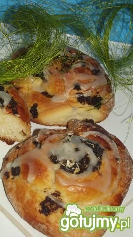 Zawijane bułki drożdżowe polane lukrem