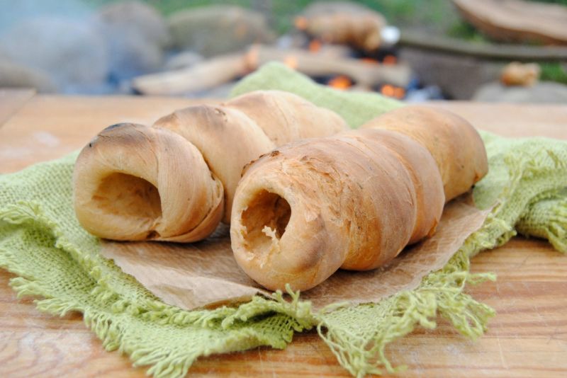 Zawijane bułki z ogniska Zawijane bułki z ogniska