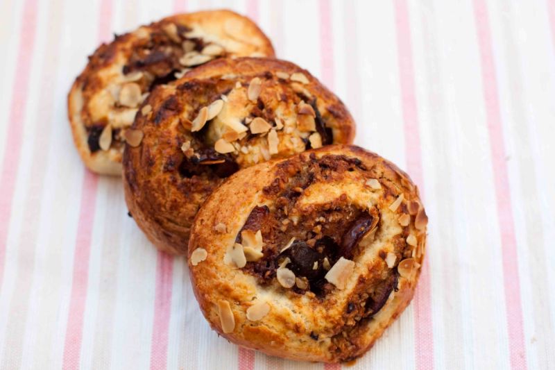 Zawijane ciastka ze śliwkami i migdałami