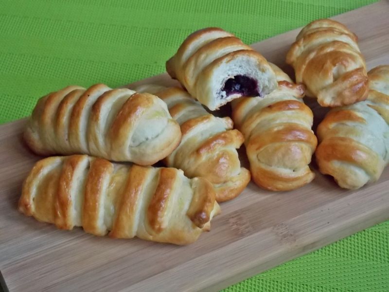 Zawijane drożdżówki z jagodami Zawijane drożdżówki z jagodami