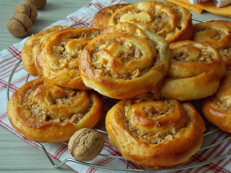 Zawijane drożdżówki z kajmakiem i jabłkami