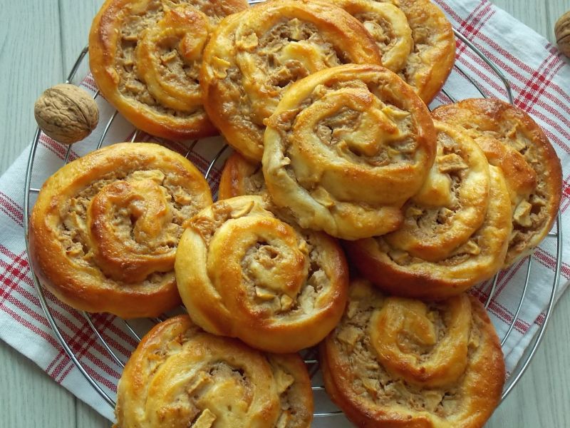 Zawijane drożdżówki z kajmakiem i jabłkami