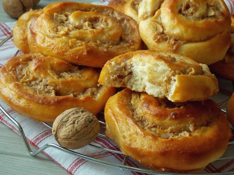 Zawijane drożdżówki z kajmakiem i jabłkami