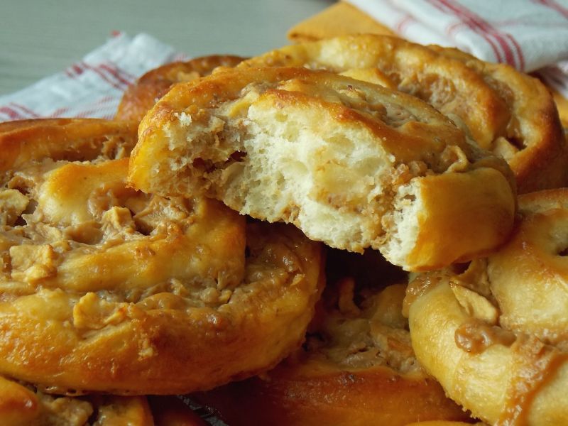 Zawijane drożdżówki z kajmakiem i jabłkami