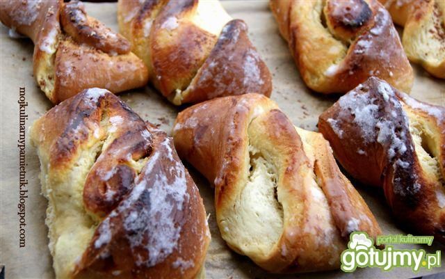 Zawijane drożdżówki z serem