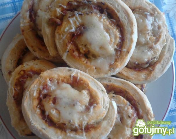 Zawijane pizzerinki z szynką i cebulą