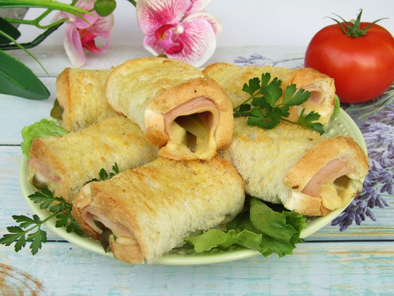 Zawijane tosty z wędliną, ogórkiem i żółtym serem