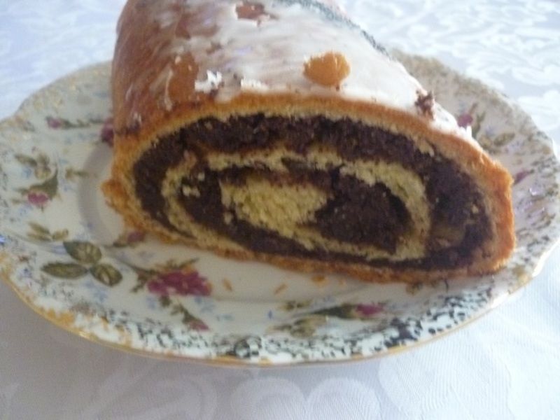 Zawijany drożdżowiec z makiem