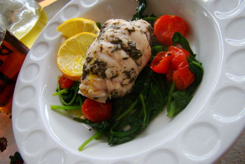 Zawijany pstrąg na szpinaku Zawijany pstrąg na szpinaku