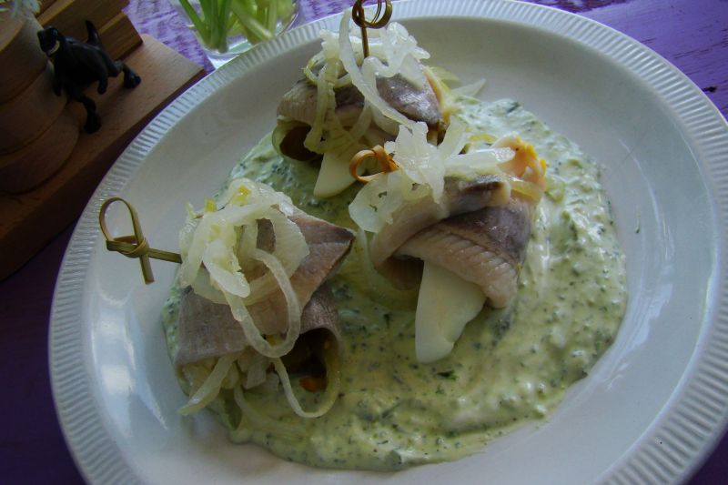 Zawijany śledzik na dipie z czosnkiem niedźwiedzim Zawijany śledzik na dipie z czosnkiem niedźwiedzim