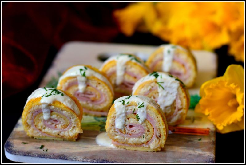 Zawijaski omletowe z szynką i selerem