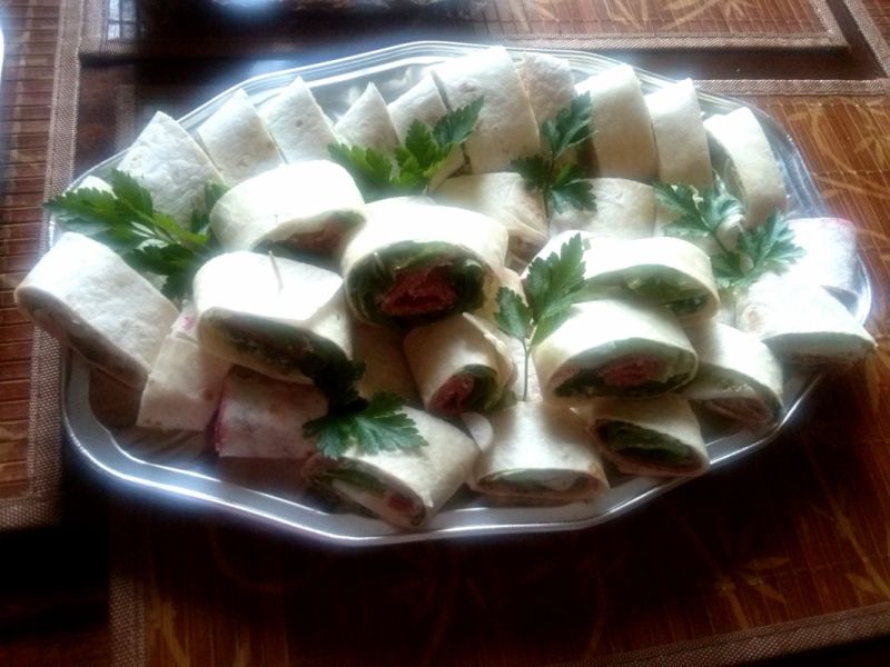 Zawijaski z salami i szpinakiem  Zawijaski z salami i szpinakiem